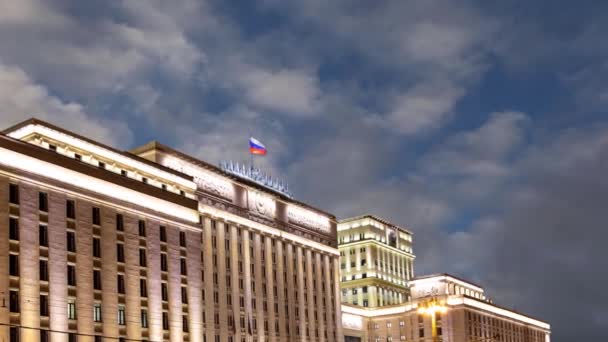在云彩飘扬的背景下 俄罗斯联邦 米诺沃隆 国防主题的主要构建是俄罗斯武装部队的管理机构 俄罗斯 莫斯科 — 图库视频影像