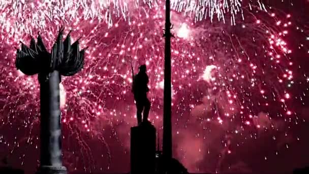 俄罗斯莫斯科波克隆纳亚山胜利公园战争纪念馆上空燃放烟花 — 图库视频影像