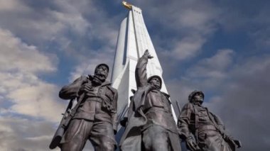 Hitler karşıtı koalisyon ülkeleri için anıt (hareket eden bulutların arka planında), Poklonnaya tepesindeki Zafer Parkı 'ndaki Sokak Partizanı, Moskova, Rusya 
