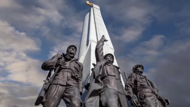 청부업자 국가들을 기리는 기념비 러시아 모스크바의 폴롱나야 언덕에 승리의 공원에 — 비디오