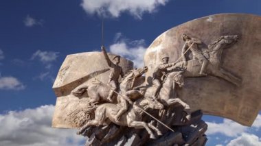 Birinci Dünya Savaşı kahramanları anıtı (hareket eden bulutların arka planında) Poklonnaya Tepesi, Moskova, Rusya 'daki Zafer Parkı' nda 