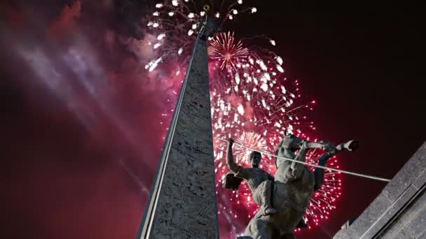 Fuegos Artificiales Sobre Monumento San Jorge Matando Dragón Colina Poklonnaya — Vídeo de stock