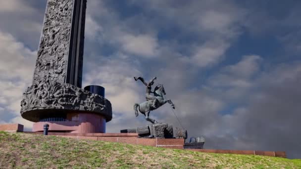 Monument Voor Sint Joris Slachten Een Draak Achtergrond Van Bewegende — Stockvideo