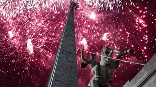 Fuegos Artificiales Sobre Monumento San Jorge Matando Dragón Colina Poklonnaya — Vídeo de stock