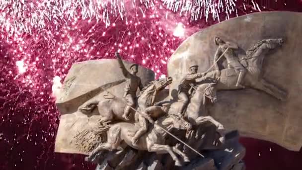 在俄罗斯莫斯科波克隆纳亚山胜利公园的英雄第一次世界大战纪念碑上的烟花 — 图库视频影像