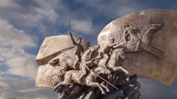 Monumento Los Héroes Primera Guerra Mundial Fondo Nubes Movimiento Victory — Vídeos de Stock