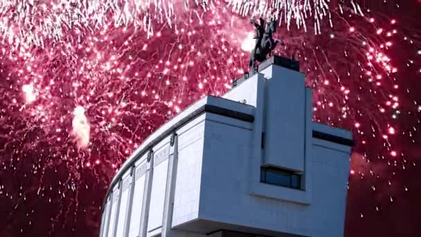 俄罗斯莫斯科波克隆纳亚山胜利公园战争纪念馆上空燃放烟花 — 图库视频影像