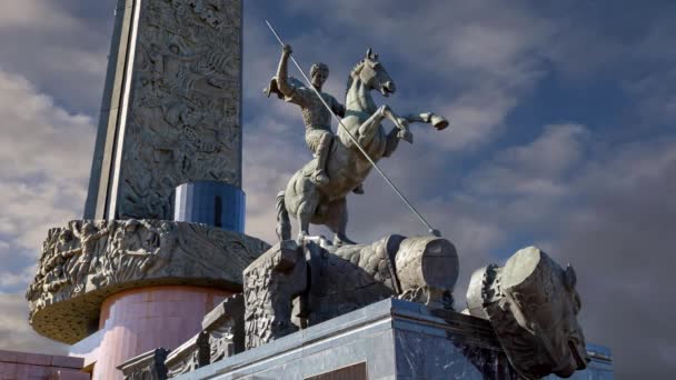 Monumento San Jorge Matando Dragón Fondo Nubes Movimiento Colina Poklonnaya — Vídeos de Stock