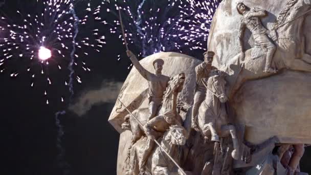 ポクロンナヤヒル モスクワ ロシアの勝利公園で英雄への記念碑上の花火 — ストック動画