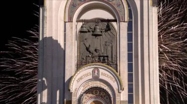 Moskova, Rusya 'daki Poklonnaya tepesindeki Aziz George Kilisesi üzerinde havai fişekler. İsa dirildi, Rusya 'daki büyük vatanseverlik yazıtında ölenlerin sonsuz anısı.  