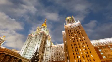 Sparrow Hills 'teki Moskova Devlet Üniversitesi' nin ana binası (hareket eden bulutların arka planında), Rusya  