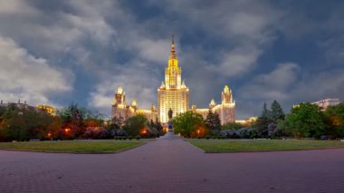 Sparrow Hills 'teki Moskova Devlet Üniversitesi' nin ana binası (hareket eden bulutların arka planında), Rusya  