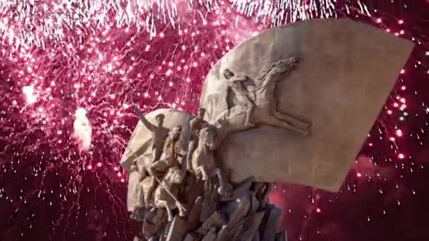 Feux Artifice Sur Monument Aux Héros Première Guerre Mondiale Dans — Video