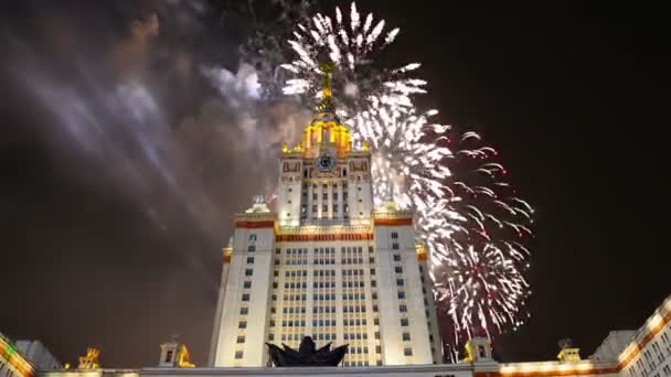Πυροτεχνήματα Στο Κεντρικό Κτίριο Του Κρατικού Πανεπιστημίου Της Μόσχας Στο — Αρχείο Βίντεο