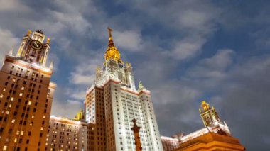 Sparrow Hills 'teki Moskova Devlet Üniversitesi' nin ana binası (hareket eden bulutların arka planında), Rusya  