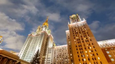 Sparrow Hills 'teki Moskova Devlet Üniversitesi' nin ana binası (hareket eden bulutların arka planında), Rusya  