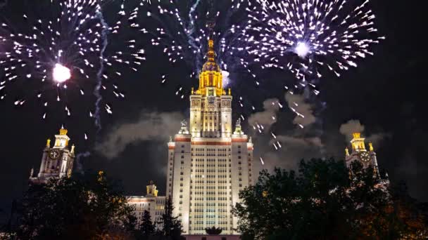 位于俄罗斯麻雀山的莫斯科国立大学主楼的烟花 — 图库视频影像