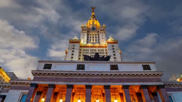 Główny Budynek Państwowego Uniwersytetu Moskiewskiego Wzgórzach Wróbla Tle Ruchomych Chmur — Wideo stockowe