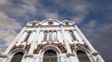 Hareket eden bulutların arka planında İsa 'nın Kurtarıcı Katedrali' nin (gün) görüntüsü, Moskova, Rusya.