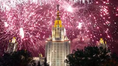 Sparrow Hills, Rusya 'daki Moskova Devlet Üniversitesi' nin ana binasında havai fişekler.     