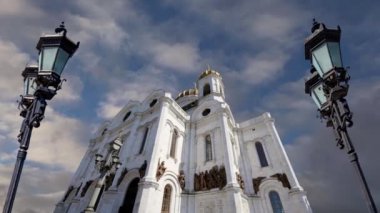 Hareket eden bulutların arka planında İsa 'nın Kurtarıcı Katedrali' nin (gün) görüntüsü, Moskova, Rusya