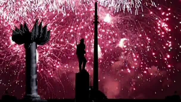 러시아 모스크바 모스크바 포클론나야 공원에서 기념관을 둘러싼 불꽃놀이 — 비디오