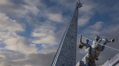 Büyük Vatanseverlik Savaşı sırasında ölenlerin anısına inşa edilen Moskova, Victory Park 'taki Poklonnaya tepesinde bir ejderhayı katleden Aziz George anıtı. 