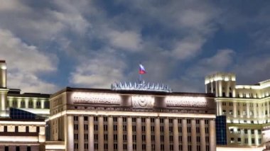 Rusya Federasyonu Savunma Bakanlığı 'nın (Minoboron) hareketli bulutların arka planında yer alan ana binası, Terus Silahlı Kuvvetleri' nin yönetim organıdır. Moskova, Rusya 