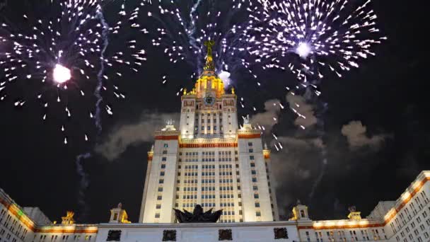 ロシアのスパロウヒルズにモスクワ国立大学の本館上の花火 — ストック動画