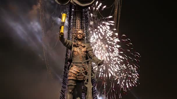 俄罗斯摩斯科市彼得大帝神像的烟火 它由格鲁吉亚设计师Zurab Tsereteli设计 建于1997年 — 图库视频影像