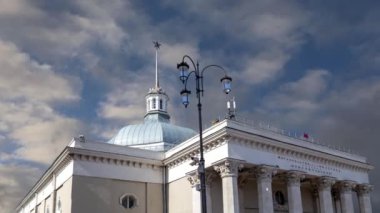 Metro istasyonu Komsomolskaya 'ya giriş (hareket eden bulutların arka planında). Moskova, Rusya