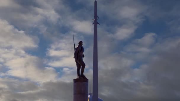 Krigsminnesmärke Victory Park Poklonnaya Hill Mot Bakgrund Rörliga Moln Moskva — Stockvideo