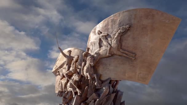 Monument Voor Helden Eerste Wereldoorlog Achtergrond Van Bewegende Wolken Victory — Stockvideo