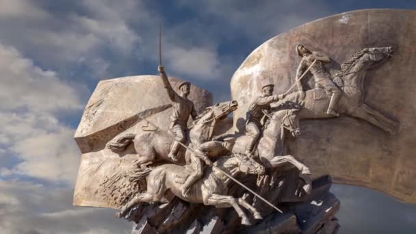 英雄への記念碑第一次世界大戦 移動雲の背景に の勝利公園ポクロナヤの丘 モスクワ ロシア — ストック動画
