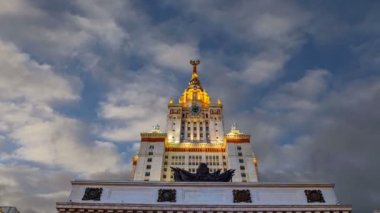Sparrow Hills 'teki Moskova Devlet Üniversitesi' nin ana binası (hareket eden bulutların arka planında), Rusya  