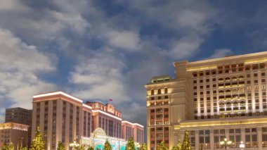 Rusya Federasyonu Federal Meclisi Devlet Duma Binası (hareketli bulutların arka planında), Moskova, Rusya