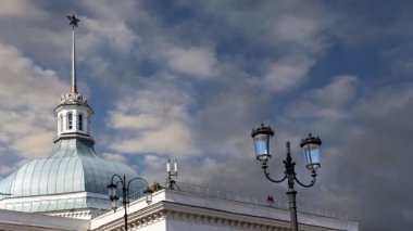 Metro istasyonu Komsomolskaya 'ya giriş (hareket eden bulutların arka planında). Moskova, Rusya