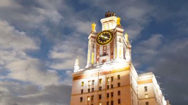 Sparrow Hills 'teki Moskova Devlet Üniversitesi' nin ana binası (hareket eden bulutların arka planında), Rusya  