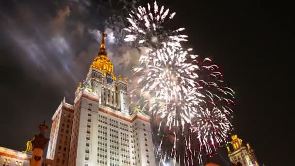 ロシアのスパロウヒルズにモスクワ国立大学の本館上の花火 — ストック動画