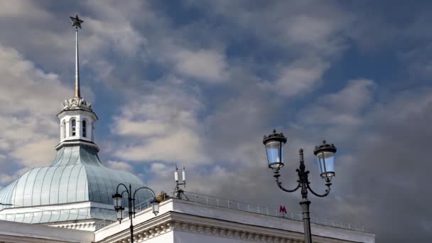 Entré Till Tunnelbanestationen Komsomolskaya Bakgrunden Rörliga Moln Moskva Ryssland — Stockvideo