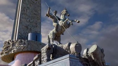 Büyük Vatanseverlik Savaşı sırasında ölenlerin anısına inşa edilen Moskova, Victory Park 'taki Poklonnaya tepesinde bir ejderhayı katleden Aziz George anıtı. 