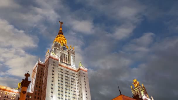 Головна Будівля Московського Державного Університету Горобельних Пагорбах Тлі Рухомих Хмар — стокове відео