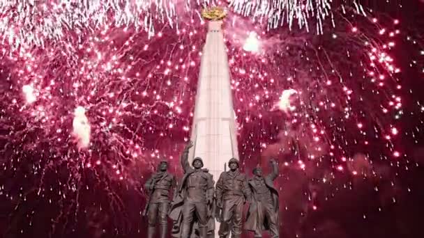 Feuerwerk Über Dem Denkmal Für Die Länder Der Hitler Koalition — Stockvideo