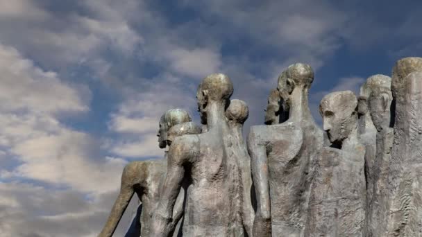 波隆纳亚山 胜利公园内人民的悲剧 在云彩飘扬的背景下 为纪念法西斯种族灭绝的受害者而建立的纪念碑 — 图库视频影像