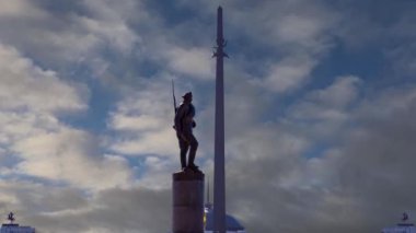 Poklonnaya Tepesi 'ndeki Zafer Parkı' nda (hareket eden bulutların arka planında) savaş anıtı, Moskova, Rusya.