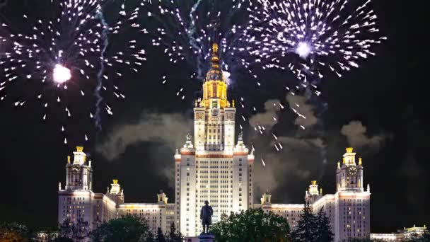 Πυροτεχνήματα Στο Κεντρικό Κτίριο Του Κρατικού Πανεπιστημίου Της Μόσχας Στο — Αρχείο Βίντεο