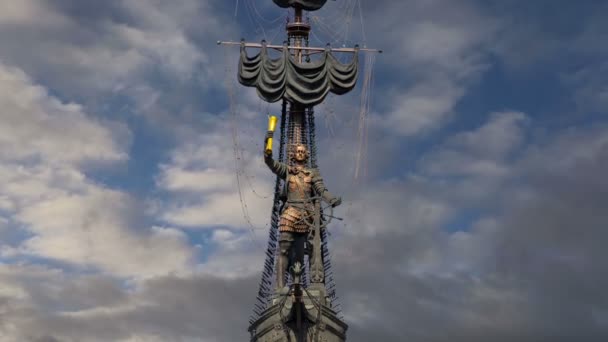 Peter Great Statue Background Moving Clouds Moskow Russia 它由格鲁吉亚设计师Zurab Tsereteli设计 — 图库视频影像