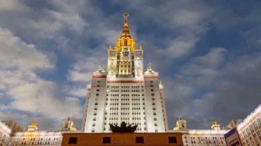 Sparrow Hills 'teki Moskova Devlet Üniversitesi' nin ana binası (hareket eden bulutların arka planında), Rusya  