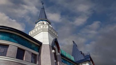 Hareket eden bulutların arka planında Yaroslavsky tren istasyonu binası (Rusça Yaroslavsky tren istasyonu), Moskova, Rusya