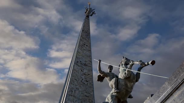 Monument Över Saint George Dräpa Drake Bakgrunden Rörliga Moln Poklonnaya — Stockvideo
